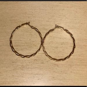 ⭐️SOLD⭐️ Francesca’s Gold Twist Hoop Earrings